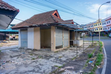 Kentsel alanlardaki ve sokaklardaki çeşitli kapalı dükkanlar yüzünden piyasa krizi kavramı bozuldu ve artık sürdürülemiyor.