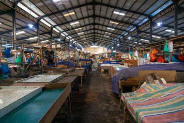 Batu 9 Balık Pazarı, Pasar Bintan Merkezi olarak da bilinir. Tanjungpinang 'ın en ünlü balık pazarlarından birinde balık kutuları karışıklığı önlemek için düzenli ve harflerle etiketlenmiştir.