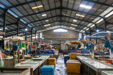 Batu 9 Balık Pazarı, Pasar Bintan Merkezi olarak da bilinir. Tanjungpinang 'ın en ünlü balık pazarlarından birinde balık kutuları karışıklığı önlemek için düzenli ve harflerle etiketlenmiştir.