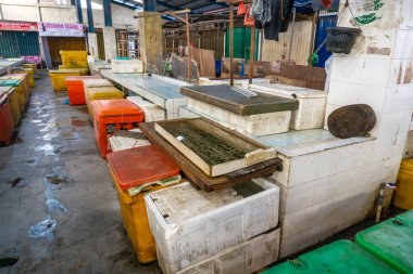 Batu 9 Balık Pazarı, Bintan Merkezi Pazarı olarak da bilinir. Balık kutuları karışıklığı önlemek için düzgün düzenlenmiş ve harflerle etiketlenmiş.