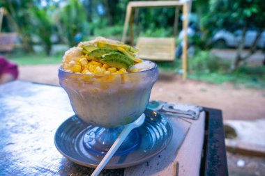 Karışık buz sıcak havada reddedilemeyen ferahlatıcı içeceklerden biridir. Bu tatlının adı es teler. Durian, corn, avokado ve bir dilim hindistan cevizi içeriyor..