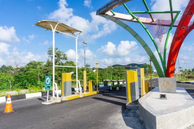 Hava kontrol kulesi ve Raja Hacı Fisabilillah Uluslararası Havalimanı 'nın yolcu terminali.