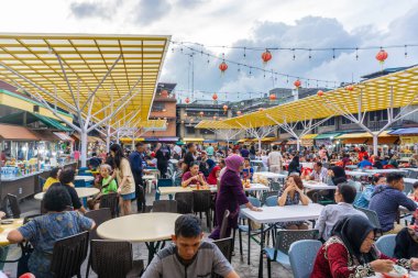 Tanjungpinang, Endonezya - 10 Mart 2024: AKAU adı verilen gıda mahkemesi Tanjungpinang şehrinde yemek için popüler bir yerdir. Buranın yemekleri çok lezzetlidir, bu yüzden çoğu burada günde en az bir kez yemek yer.