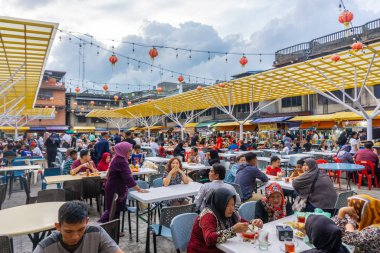 Tanjungpinang, Endonezya - 10 Mart 2024: AKAU adı verilen gıda mahkemesi Tanjungpinang şehrinde yemek için popüler bir yerdir. Buranın yemekleri çok lezzetlidir, bu yüzden çoğu burada günde en az bir kez yemek yer.