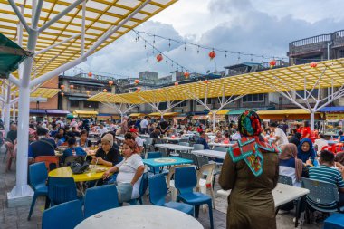Tanjungpinang, Endonezya - 10 Mart 2024: AKAU adı verilen gıda mahkemesi Tanjungpinang şehrinde yemek için popüler bir yerdir. Buranın yemekleri çok lezzetlidir, bu yüzden çoğu burada günde en az bir kez yemek yer.