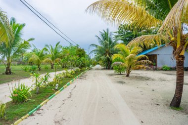 Anayolun koşuşturma ve koşuşturmasından uzakta sakin bir kulübenin manzarası ve atmosferi ve Endonezya 'nın binta bölgesinde çok özeldir. Beyaz kum ve güzel manzaralı temiz plajlar.