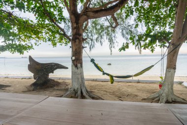 Anayolun koşuşturma ve koşuşturmasından uzakta sakin bir kulübenin manzarası ve atmosferi ve Endonezya 'nın binta bölgesinde çok özeldir. Beyaz kum ve güzel manzaralı temiz plajlar.