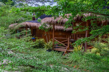 Anayolun koşuşturma ve koşuşturmasından uzakta sakin bir kulübenin manzarası ve atmosferi ve Endonezya 'nın binta bölgesinde çok özeldir. Beyaz kum ve güzel manzaralı temiz plajlar.
