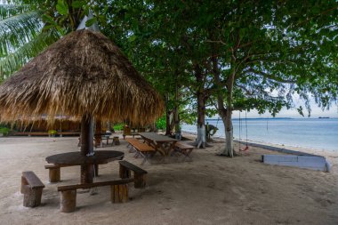 Anayolun koşuşturma ve koşuşturmasından uzakta sakin bir kulübenin manzarası ve atmosferi ve Endonezya 'nın binta bölgesinde çok özeldir. Beyaz kum ve güzel manzaralı temiz plajlar.