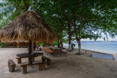 Anayolun koşuşturma ve koşuşturmasından uzakta sakin bir kulübenin manzarası ve atmosferi ve Endonezya 'nın binta bölgesinde çok özeldir. Beyaz kum ve güzel manzaralı temiz plajlar.