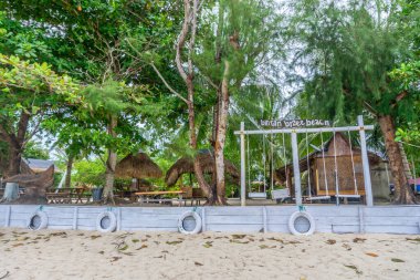 Anayolun koşuşturma ve koşuşturmasından uzakta sakin bir kulübenin manzarası ve atmosferi ve Endonezya 'nın binta bölgesinde çok özeldir. Beyaz kum ve güzel manzaralı temiz plajlar.