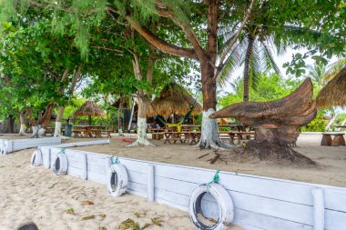 Anayolun koşuşturma ve koşuşturmasından uzakta sakin bir kulübenin manzarası ve atmosferi ve Endonezya 'nın binta bölgesinde çok özeldir. Beyaz kum ve güzel manzaralı temiz plajlar.