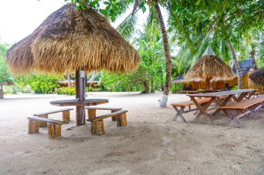 Anayolun koşuşturma ve koşuşturmasından uzakta sakin bir kulübenin manzarası ve atmosferi ve Endonezya 'nın binta bölgesinde çok özeldir. Beyaz kum ve güzel manzaralı temiz plajlar.