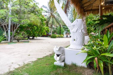 Anayolun koşuşturma ve koşuşturmasından uzakta sakin bir kulübenin manzarası ve atmosferi ve Endonezya 'nın binta bölgesinde çok özeldir. Beyaz kum ve güzel manzaralı temiz plajlar.