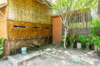 Anayolun koşuşturma ve koşuşturmasından uzakta sakin bir kulübenin manzarası ve atmosferi ve Endonezya 'nın binta bölgesinde çok özeldir. Beyaz kum ve güzel manzaralı temiz plajlar.