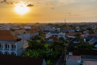 Bali, Canggu 'nun Kuzey Kuta bölgesindeki bir köyün hava görüntüsü. Gün batımı ve hafif bir esinti manzaraya eşlik eder.