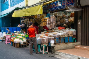 Tanjungpinang, Endonezya - 21 Aralık 2024: Geleneksel bir bakkal dükkanı onun mallarını düzenler ve düzenler. Bu market nesillerdir aileleri tarafından işletiliyor.