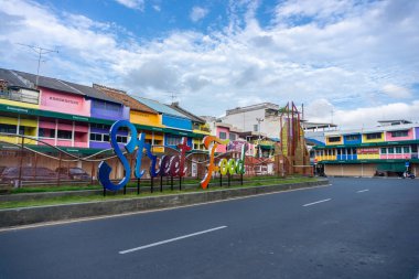 Tanjungpinang, Indonesia - December 21, 2024: the condition of the street food stalls before operating in the afternoon with clear skies. clean streets and beautiful and colorful buildings clipart