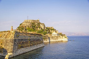 Eski Corfu kasabasında güzel, sıcak bir yaz öğleden sonrasında
