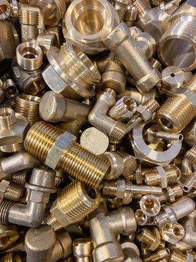 Geri dönüşüm için pirinç cıvata ve teçhizat topladım. Fabrikadan atıklar hurdalığa atıldı. Yüksek kalite fotoğraf