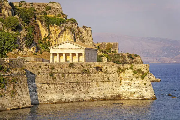 Corfu 'nun eski kalesi George Tapınağı' nı güzel, sıcak bir öğleden sonra gösteriyor. Yüksek kalite fotoğraf