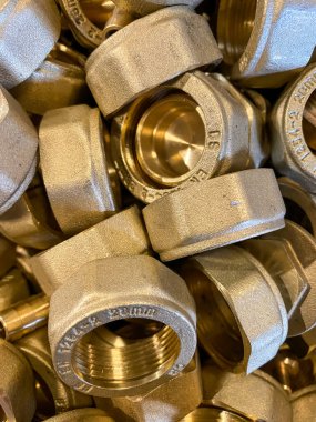 Geri dönüşüm için bir yığın pirinç tesisat tesisatı. Tesisatçı bağlantıları için sarı pirinç cevizleri. Yüksek kalite fotoğraf