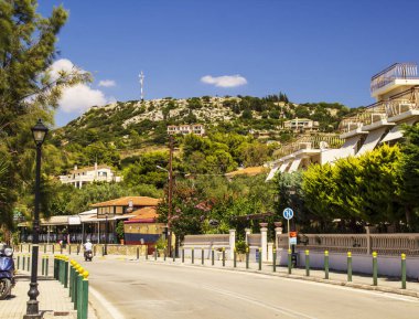 Lassi 'ye giden yol havaalanından geçiyor. Kasabaya giden ana yol. Arka planda güzel bir tepe var. Yüksek kalite fotoğraf.