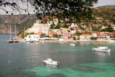 Koyun karşısından Yunanistan 'ın güzel Asos Kefalonia kasabasına doğru bakıyor. Turkuaz sularda eğlence tekneleri ve yatlarla. Yüksek kalite fotoğraf