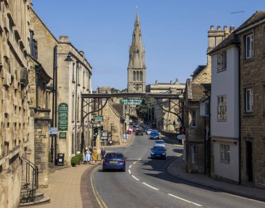 Stamford ana köprüsü St. Marys kilisesine bakıyor. George Hotel Lisesi 'nin önündeki kavşakta arabalar bekliyor.