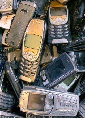 Geri dönüştürülmesi gereken bir yığın terk edilmiş cep telefonu. Bir zamanlar sevilen Devises, sahiplerinin sevgisi ile yer değiştirdi. Portre görüntüsü. Yüksek kalite fotoğraf