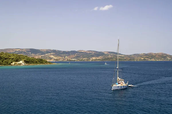 Yunanistan 'ın Kefalonya başkenti Argostoli' den denize açılan yat. Arka planda güzel tepeler ve mavi deniz. Yüksek kalite fotoğraf