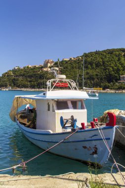 Sami limanında demirlemiş küçük bir balıkçı teknesi, Kefalonia Yunanistan. Güzel sıcak bir yaz gününde mavi deniz ve gökyüzü ile portre oryantasyonu. Yüksek kalite fotoğraf