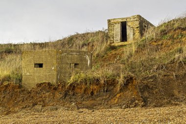 2. Dünya Savaşı deniz savunması, Bawdsey ile Suffolk sahil şeridi arasındaki kıyı aşınması nedeniyle kayalıklardan kayıyor..