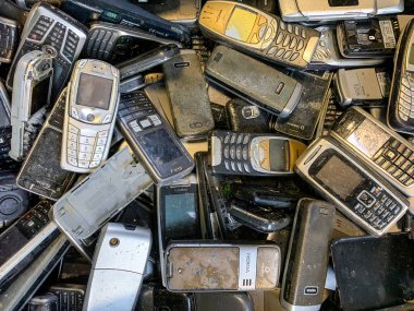 Stevenage, Hertfordshire, İngiltere - 31 Ocak 2020: eski model cep telefonları atıldı, geri dönüşüme hazır.