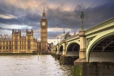 Elizabeth Kulesi ve Westminster Köprüsü 'nün yanında dramatik bir akşam gökyüzü olan Big Ben. Yüksek kalite fotoğraf