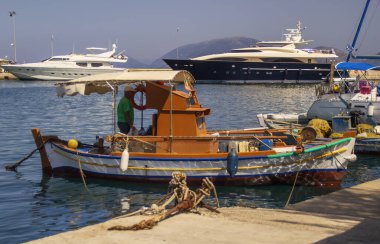 Sami limanında geleneksel balıkçı teknesi, Kefalonia Yunanistan. Arka planda lüks yatlar var. Yüksek kalite fotoğraf