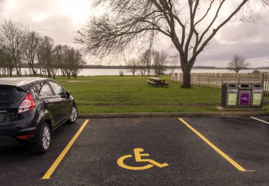 Grafham Water, İngiltere - 8 Mart 2020: Bulutlu bir bahar gününde Grafham su ziyaretçi merkezinde engelli park yeri.