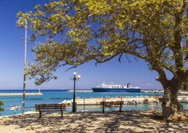 Sami Kefalonia 'nın güzel limanında feribot. Koridorun karşısından limana demirlemiş bir feribota bakıyorum. Yüksek kalite fotoğraf