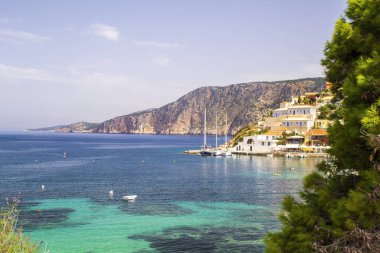 Güzel körfezdeki küçük tekneler Asos, Kefalonia Yunanistan. Turkuaz ve mavi su. Arka planda yuvarlanan tepeler var. Yüksek kalite fotoğraf