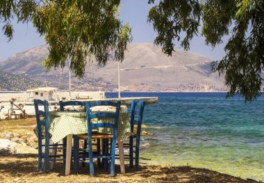 Kefonia Greek 'te bir liman tavernasında yemek masası. Güzel bir yaz gününde. Yüksek kalite fotoğraf