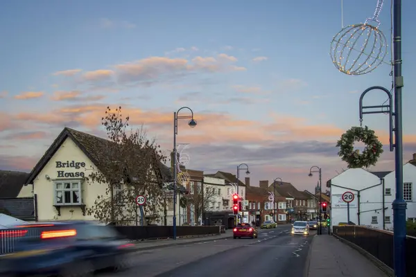 Köprü oteli ve güzel bir günbatımı gökyüzü olan St Neots kasaba köprüsü. Yüksek kalite fotoğraf