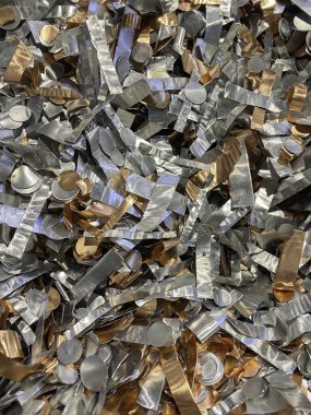 Bakır ve alüminyum yumrukların karışımı kaotik bir yığın. Yüksek kalite fotoğraf