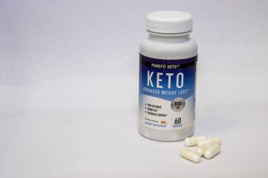 St Neots, İngiltere - 7 Şubat 2021: Keto zayıflatma takviye hapları. Şişeler ve tabletler arka planda. Yüksek kalite fotoğraf