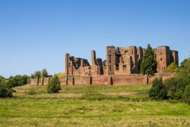 Kenilworth, İngiltere - 10 Ağustos 2023 Perşembe: Güneşli bir günde Tarihi Kenilworth Şatosu. Yüksek kalite fotoğraf