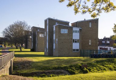 Cambridgeshire 'da ucuz apartman blokları. Parlak bir bahar akşamında. Yüksek kalite fotoğraf