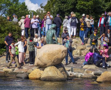 Kopenhag, Danimarka - 5 Temmuz 2019: Hans Christian Andersen Küçük Denizkızı heykelini çevreleyen turist kalabalığı. Yüksek kalite fotoğraf