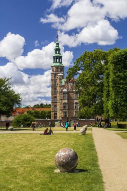 Kopenhag, Danimarka - 5 Temmuz 2019: Rosenborg Kalesi Kopenhag 'ın merkezinde güzel parklarla çevrili. Portre görüntüsü. Yüksek kalite fotoğraf