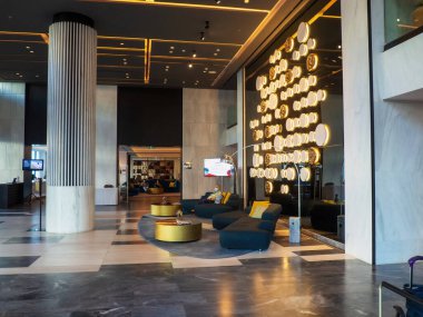 Atina, Yunanistan - 27 Ekim 2022: Atina Grand Hyatt Oteli 'nin rahat lobi alanı. Yüksek kalite fotoğraf