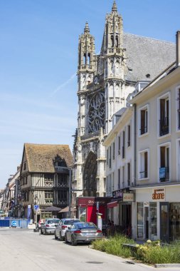Vernon, Fransa - 30 Temmuz 2022 Cumartesi: Ana meydandaki dükkanlı gotik kilise. Yüksek kalite fotoğraf