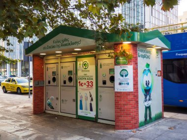 Atina, Yunanistan - 26 Ekim 2022: Yol kenarındaki şişe ve teneke kutular gibi geri dönüşümlü ürünlerin geri dönüşümü için nakit para. Yüksek kalite fotoğraf